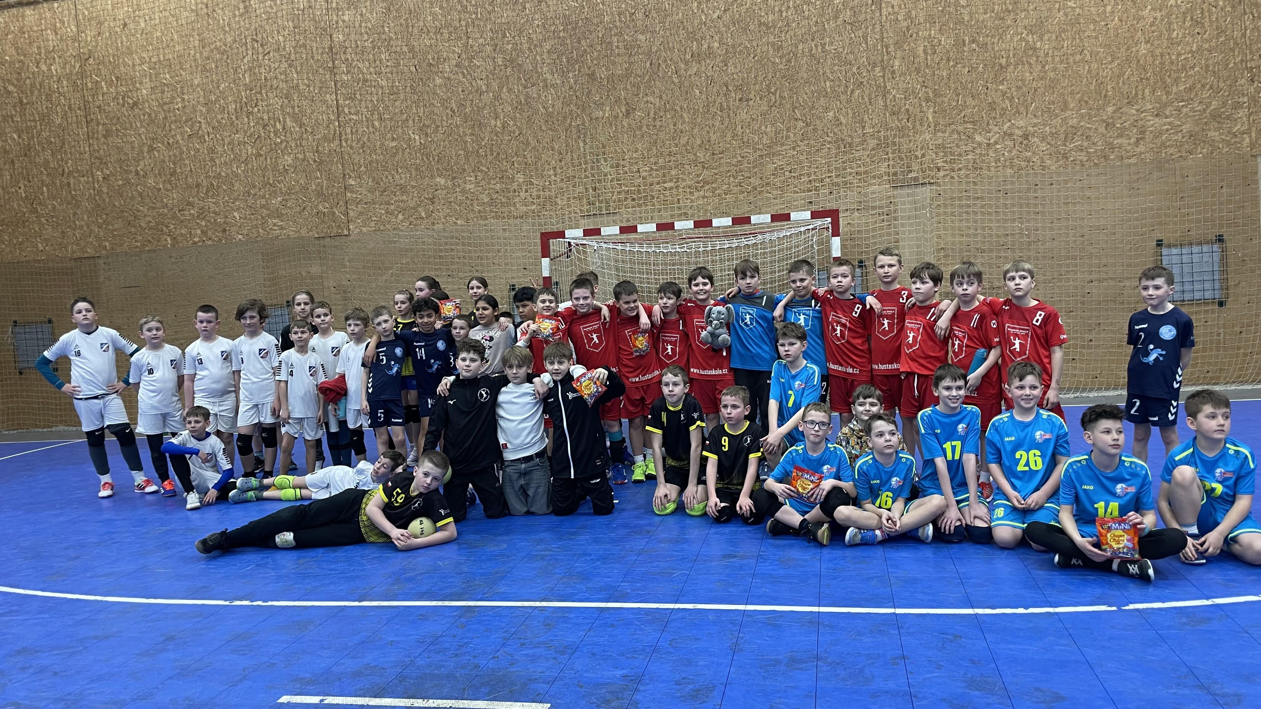 Fotka ke článku Minižáci bavili diváky na domácím turnaji 4+1